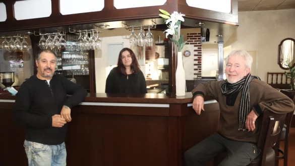 Enzo und Ruica Scaccianoce in ihrem Restaurant &bdquo;Stella Italia". Stammkunde Uli Lasar versuchte, zu vermitteln. - &copy; Birgit Guhlke