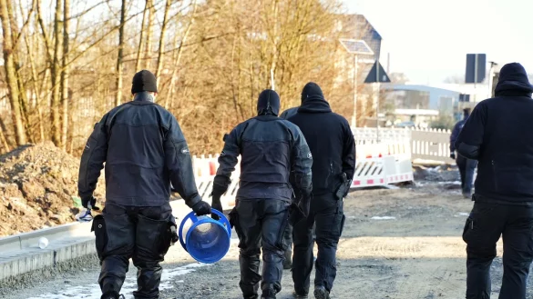 Die Tauchergruppe ist am Freitag und Montag an der Heidenoldendorfer Straße im Einsatz gewesen. - © Freitag TV