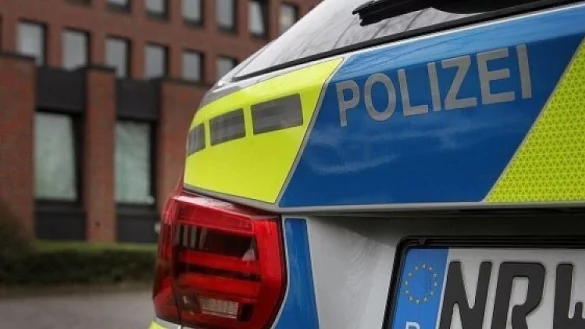 Um den Schirm zu entfernen, schnitten die T&auml;ter ein Metallrohr ab. - &copy; dpa