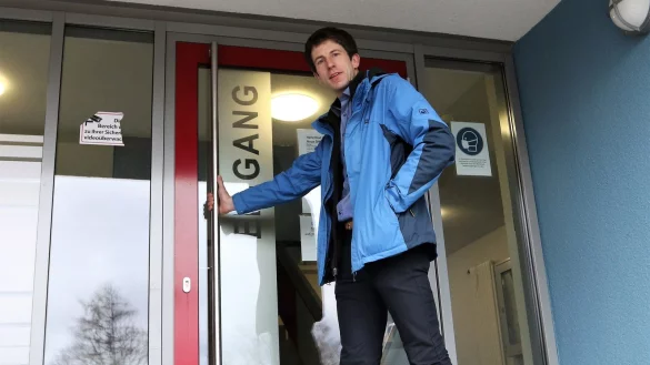 Stefann Tannhauer, Abteilungsleiter Schwimmen in der TuS Helpup, steht vor verschlossener T&uuml;r am Hallenbad. - &copy; Oliver K&ouml;nig