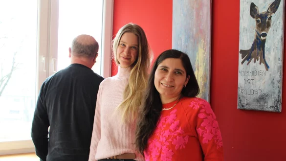 "Ich dachte, ich w&auml;re der Dinosaurier der Klasse": Davina Sturm (35, Mitte) aus Augustdorf mit Olga Argentiero (45) aus Lemgo und ihrem 58-j&auml;hrigen Lemgoer Mitsch&uuml;ler Valentin (Name ge&auml;ndert). - &copy; Annika Langhagel