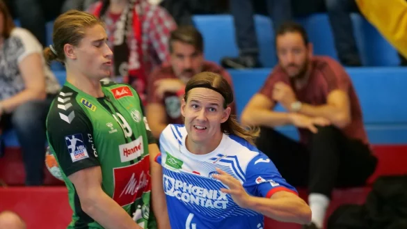 Juri Knorr hat schon in der Vorbereitung versucht, Lemgos pfeilschnellen Linksau&szlig;en Bjarki Mar Elisson dezent aus der Bahn zu schieben. - &copy; J&ouml;rg Hagemann