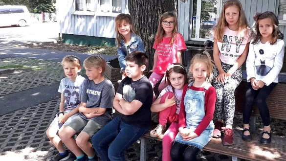 Die Kinder der OGS B&ouml;singfeld warten auf eine r&auml;umliche Erweiterung. Im Hintergrund ist der Pavillon zu sehen, in dem derzeit die Musikschule untergebracht ist. - &copy; Sylvia Frevert