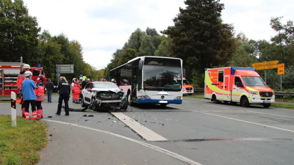An der Kreuzung der Detmolder Stra&szlig;e mit Nessenberg zwischen Schieder und W&ouml;bbel ist ein Citroen in einen Schulbus gekracht. Die Fahrerin des Wagens und drei Grundschulkinder wurden verletzt. - &copy; Seda Hagemann