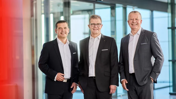 Vorstandsmitglied Andreas Trotz (von links), Vorstandsvorsitzender Arnd Paas und Vorstandsmitglied Achim Froh&szlig; freuen sich &uuml;ber ein gutes Jahresergebnis 2024 und blicken optimistisch in die Zukunft. - &copy; Sparkasse Paderborn-Detmold-H&ouml;xter