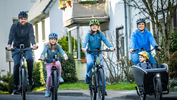 Machen ordentlich Kilometer in der Woche: Nils, Pia, Lea, Ole und Miriam Remke (von links) aus Bielefeld leben ohne eigenen Pkw. - &copy; Sarah Jonek
