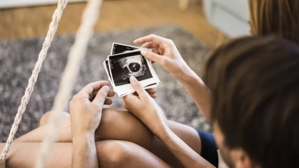 Frauen bleibt nach einer Fehlgeburt oft nur ein Ultraschallbild ihres Kindes. - &copy; picture alliance / Westend61