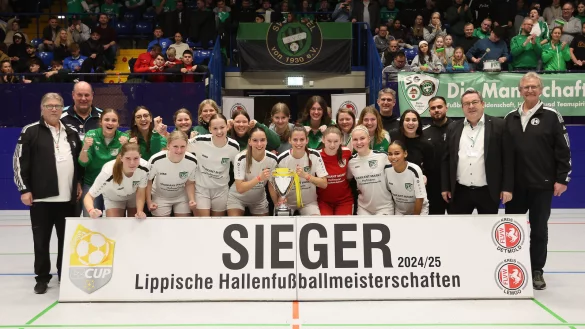 Der LZ-Cup der Frauen geht erstmals an den TuS Eichholz-Remmighausen. Es gratulieren unter anderem Werner Fritzensmeier (links) und Gottfried Dennebier (rechts), die Vorsitzenden der Fußball-Kreise, und Landrat Dr. Axel Lehmann (links neben Dennebier). - © Paul Cohen
