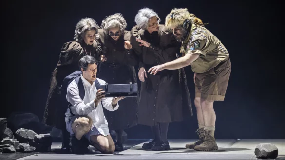 Spielszene auf der B&uuml;hne: (vorne) Stephen Chambers, (hinten, von links) Christin Stanowsky, Deniz Yetim, Lotte Kortenhaus und Jonah Spungin. - &copy; Landestheater Detmold/Jochen Quast