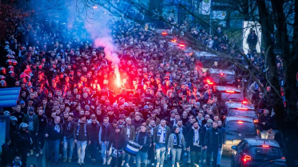Schon zuletzt hatte es beeindruckende Fanm&auml;rsche durch Bielefeld gegeben. - &copy; NW