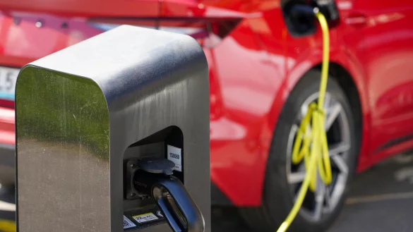 Die Anzahl der zugelassenen E-Autos ist oft auch von der Ladeinfrastruktur abhängig. - © picture alliance / NurPhoto