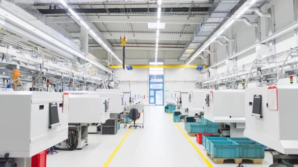 Viele Maschinen, aber keine Menschen. Das verarbeitende Gewerbe steht vor wirtschaftlichen Herausforderungen. - © picture alliance / Westend61