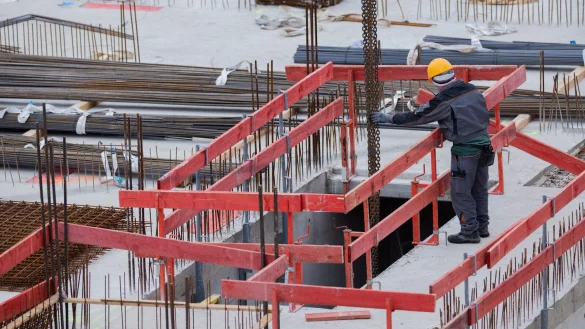 Die Pläne des DIN sorgen für Diskussionen. Wird das Wohnen in OWL bald noch teurer? - © picture alliance/dpa