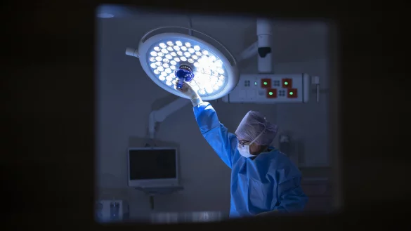 In einigen Operationsälen in OWL dürfen weiterhin Eingriffe an Leber, Speiseröhre, Pankreas und Halsschlagader angeboten werden. - © picture alliance/KEYSTONE