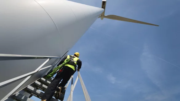 Menschen, die die Energiewende vorantreiben k&ouml;nnen, sind am Arbeitsmarkt gesucht. - &copy; picture alliance / Westend61