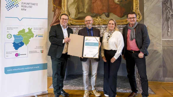 Urkunden&uuml;bergabe an die neue Mitgliedskommune Blomberg im Zukunftsnetz Mobilit&auml;t NRW: (von links) Verkehrsminister Oliver Krischer, Detlef Wehrmann (Stadt Blomberg), Daniela Niestroy-Althaus (Leiterin der Koordinierungsstelle Westfalen-Lippe des Zukunftsnetz Mobilit&auml;t NRW) und Joachim K&uuml;nzel (Gesch&auml;ftsf&uuml;hrer des Nahverkehr Westfalen-Lippe). - &copy; go.Rheinland GmbH/Smilla Dankert