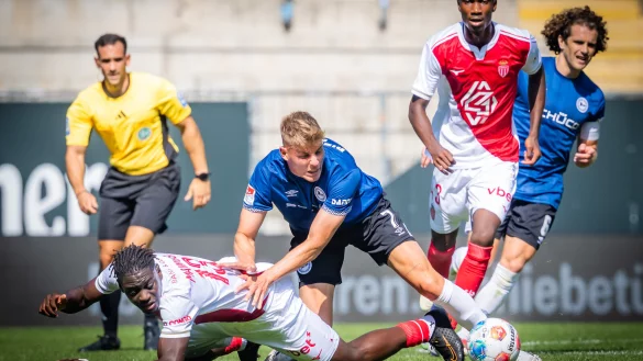 Weil Jeredy Hilterman aussortiert wurde und Roberts Uldrikis noch lange ausf&auml;llt, ist Julian Kania (M.) derzeit der einzige Mittelst&uuml;rmer bei Arminia. - &copy; Sarah Jonek