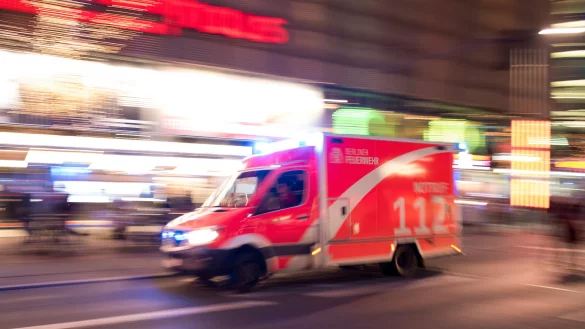 Wenn Rettungswagen unterwegs sind, dann m&uuml;ssen alle anderen Verkehrsteilnehmer R&uuml;cksicht nehmen - auch ohne Rettungsgasse. - &copy; Tobias Seeliger - stock.adobe.com