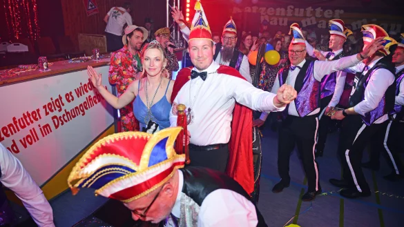 Einzug des neuen Prinzenpaares Jenny I. Schr&ouml;der und Andreas III. Waschmann - &copy; Nicole Ellerbrake