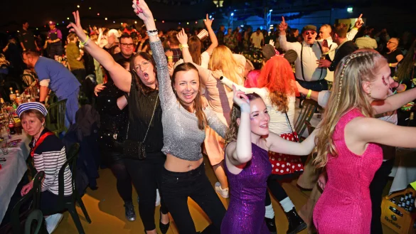 Bei der Polonaise präsentieren die Narren ihre Kostüme - © Nicole Ellerbrake