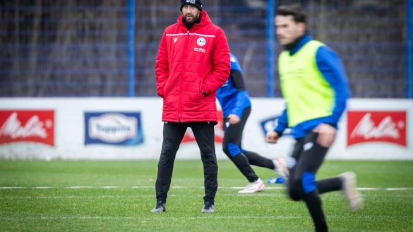 Arminia Bielefelds Trainer Mitch Kniat wird seine Mannschaft in Ostwestfalen auf die R&uuml;ckrunde vorbereiten. - &copy; Sarah Jonek
