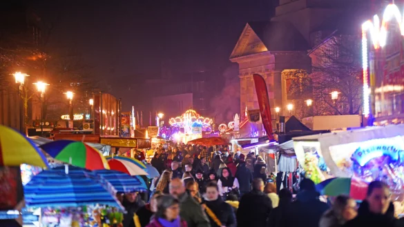 Bunte Lichter, viele Leckereien und schwungvolle Karusselfahrten - das ist die Andreasmesse 2025 - © Nicole Ellerbrake