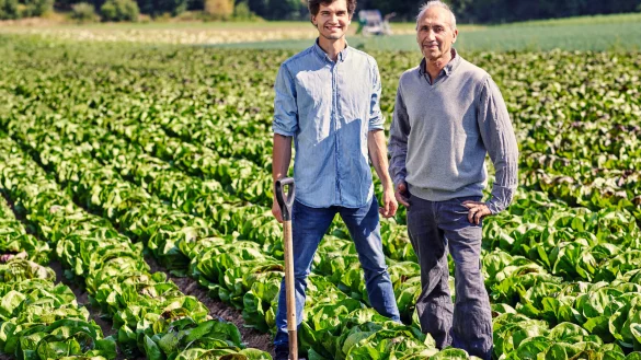 Die Paderborner Unternehmer Julian (r.) und David Turiel bauen Maschinen, mit denen Feldpflanzen in Erddämmen angebaut werden können. Sie sehen in der Methode viel Potenzial mit Blick auf den Klimawandel. - © Turiel