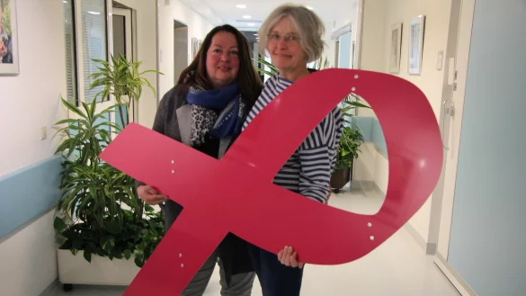Die rosa Schleife ist das Symbol der Brustkrebs-Patientinnen. Sabine Mirbach (links) und Dr. Doroth&eacute; D&uuml;pont wollen f&uuml;r die betroffenen Frauen noch mehr tun und unter anderem ein Online-Forum aufbauen. - &copy; Katrin Kantelberg