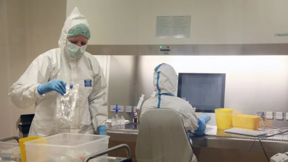 Die pharmazeutisch-technischen Assistentinnen Dorothea Unger (links) und Corinna Hundertmark konfektionieren Krebsmedikamente f&uuml;r den individuellen Bedarf der Patienten. - &copy; Bernhard Preuss