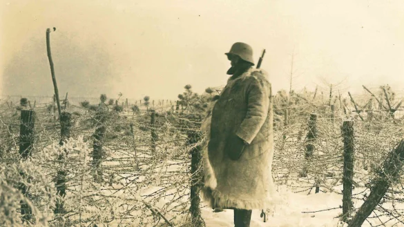 Weihnachten inmitten von Stacheldraht: Ein deutscher Soldat steht geh&uuml;llt in einen dicken Mantel auf Posten. Ein lippischer Sammler hat die Bilder der LZ zur Verf&uuml;gung gestellt. - &copy; privat