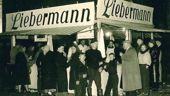 Historisches Foto aus den 1950er Jahren: Diese Besucher hatten offenbar Hunger und besuchten deshalb auf Wilbasen den Stand der Rossschlachterei Liebermann aus Detmold. - &copy; Archiv