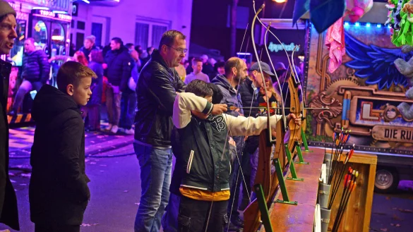 Die Buden beim Schl&auml;nger Markt bieten Action f&uuml;r Kinder und Erwachsene. - &copy; Nicole Ellerbrake