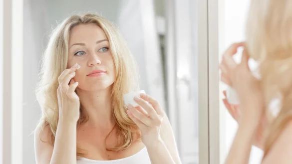 Tagescremes sch&uuml;tzen oft auch vor UV-Strahlen - &copy; Foto: Monique W&uuml;stenhagen/dpa-tmn