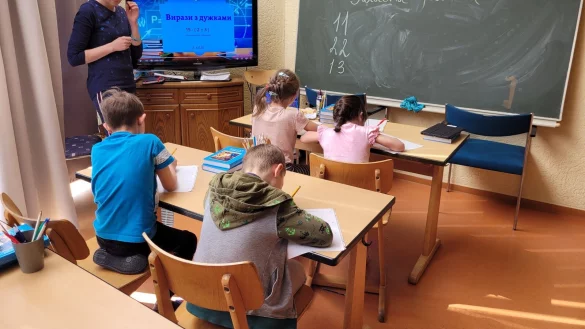 Lehrerin und Betreuerin Lucia ist mit der Gruppe aus Mariupol geflohen. Der ukrainische Online-Unterricht endet jetzt, nach den Ferien besuchen die Kinder deutsche Schulen. - &copy; Astrid Sewing