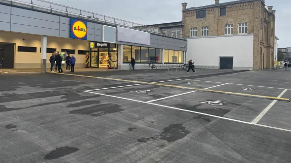 Neustart nach Leerstand: Der Lidl nutzt nur einen kleinen Teil des riesigen Baudenkmals an der Teutoburger Straße in Bielefeld. - © Eike Horstmann