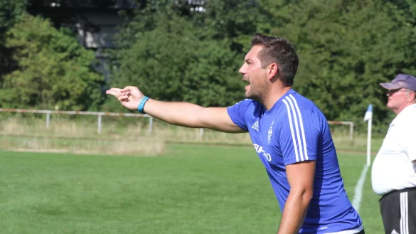 Mal auf dem Platz, mal an der Seitenlinie: Aleksandar Knezevic hat beim SC Bad Salzuflen seit November 2014 die Richtung vorgegeben. Vom Westfalenligisten Victoria Clarholz war der Serbe gekommen. - &copy; Sebastian Lucas