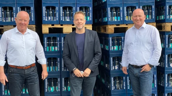 TBV-Gesch&auml;ftsf&uuml;hrer Ulrich Kaltenborn (von links) bedankt sich bei Stefan Br&uuml;ggemann (Leiter Marketing Bad Meinberger) und Volker Schlingmann (Sprecher der Gesch&auml;ftsf&uuml;hrung/Gesch&auml;ftsf&uuml;hrer Herstellung und Vertrieb Bad Meinberger) f&uuml;r die weitere Zusammenarbeit. - &copy; Bad Meinberger