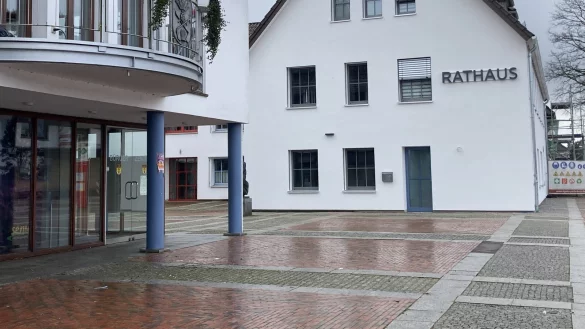 Der Bereich vor dem Rathaus samt Straße soll im nächsten Jahr umgebaut werden. - © Cordula Gröne