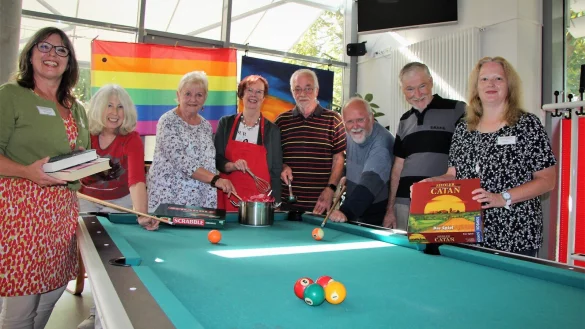 Wollen gemeinsam aktiv werden: Petra Junghans (von links), Jutta Schumann, Monika Bahlo, Hannelore Bebermeier, Hans-Werner Meier, Klaus Deerberg, Ludger Siemer und Silvia Exler hoffen laden ins Kastanienhaus ein. - &copy; Katrin Kantelberg