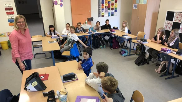 Der Platz ist knapp: Die Rektorin der Realschule, Sonja Billerbeck, unterrichtet Sch&uuml;ler in einem der provisorischen Klassenr&auml;ume. Sie h&auml;lt vern&uuml;nftigen Unterricht so dauerhaft nicht f&uuml;r m&ouml;glich. - &copy; Sven Kienscherf