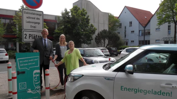 Mit dem Stecker in der Hand: (von links) Bürgermeister Stefan Rother, Leonie Riekschnietz (Westfalen Weser Netz) und Malena Podranski von der Stadtverwaltung weihen die Säule ein. - © Privat