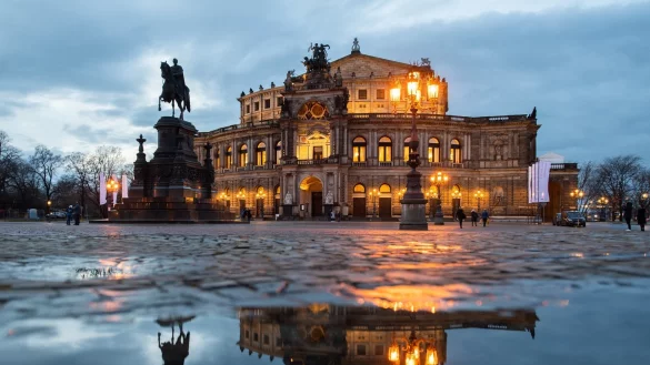 Semperopernball - &copy; Foto: Robert Michael/dpa-Zentralbild/dpa