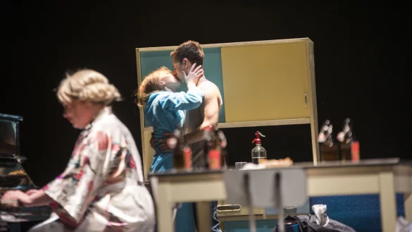 "Endstation Sehnsucht": Natascha Mamier (Blanche), Nicola Schubert (Stella), Robert Oschmann (Stan). - &copy; Landestheater/Schomburg