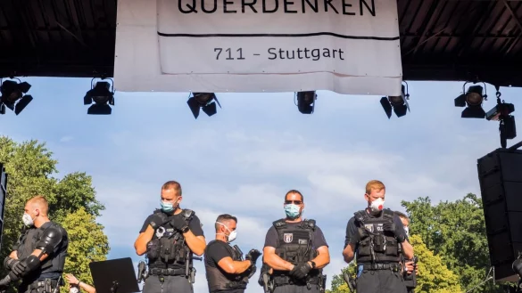 Verfassungsschutz beobachtet &laquo;Querdenken&raquo;-Bewegung - &copy; Foto: Christoph Soeder/dpa