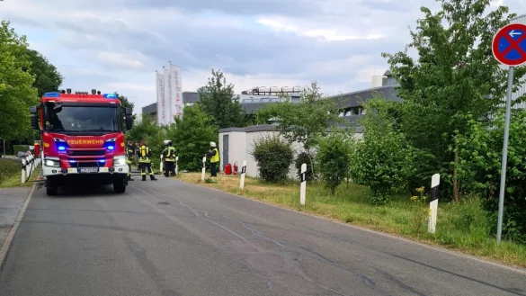 Vor dem Industriebetrieb im Bad Salzufler Ortsteil Lockhausen stehen Feuerwehrfahrzeuge. Der Brand in einem Trafoh&auml;uschen konnte schnell unter Kontrolle gebracht werden. - &copy; Andre Brokbartold/Feuerwehr Bad Salzuflen