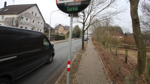 Tempo ist Thema: Ein Geschwindigkeitsdisplay kurz vor dem Kindergarten Entrup gibt es bereits. Jetzt schlägt die Stadt hier „Tempo 30“ vor. - © Foto: Jens Rademacher