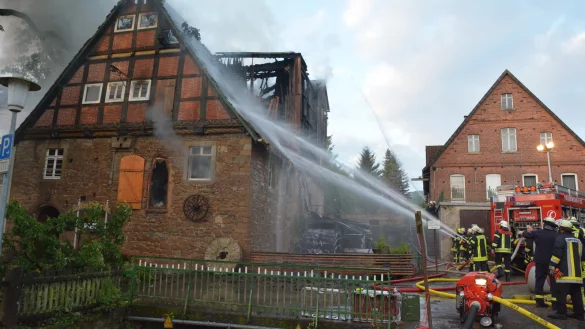 In den fr&uuml;hen Morgenstunden wurden Einsatzkr&auml;fte der Feuerwehr zur Alten Wasserm&uuml;hle Langenholzhausen gerufen. Die M&uuml;hle ist nun ein Totalschaden. Ein &Uuml;bergreifen auf Nebengeb&auml;ude konnte verhindert werden. - &copy; Tanja Watermann
