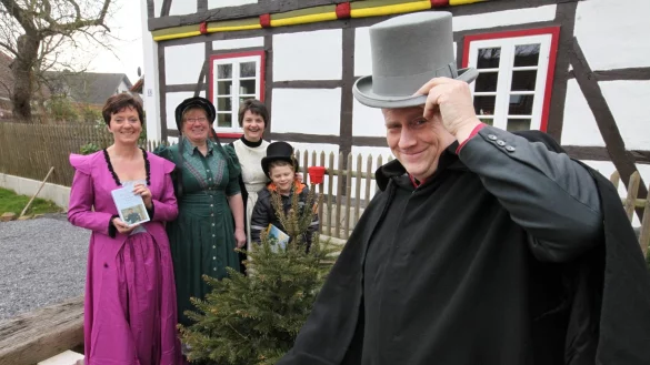 Vorfreude auf viktorianische Weihnachten: 2015 entstand diese Aufnahme, die den Initiator des Charles-Dickens-Festivals, Jens Spicher, mit (von links) Marion Schapeler, Barbara Hamann sowie Jana und Moritz Wegner zeigt. Das Festival soll auch 2020 stattfinden. - &copy; Bernhard Preu&szlig;