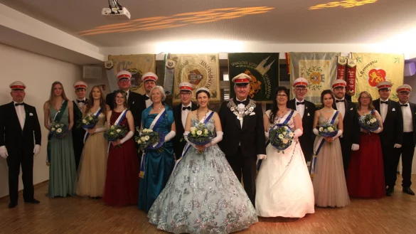 Stefan Steinmeier (von links), Lina Sievert, Julius Brockhausen, Anneke Hark, Henrik Delker, Corinna Becker, Sebastian Schröder, Martina Lewecke, Axel Hesse, Jessica Meya, Ernst-Michael Lewecke, Heike Rubart, Michael Rubart, Jette Steinmeier, Raphael Mayer, Celina Plaß, Felix Nullmeier und Torsten Krause bilden den Thron der Lemgoer Schützengesellschaft. - © Laura Meya