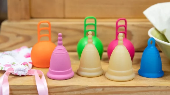 Menstruationstassen meist ohne Schadstoffe - &copy; Foto: Daniel Karmann/dpa/dpa-tmn